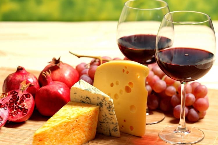 bokaly vino krasnoe syr granat vinograd frukt e