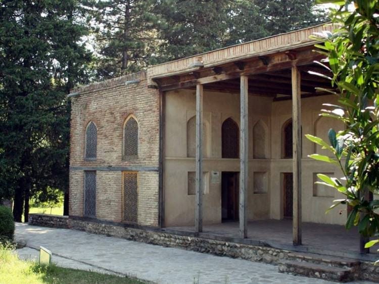 dom-iraklija-e1432227977580 Телави - красивый город Грузии вблизи Алазанской долины