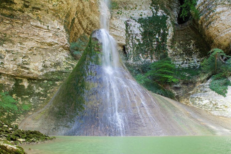 Shakuranskij-vodopad-stalagmit-e1433319234390 Шакуранский водопад - загадочное и удивительное место в Абхазии*