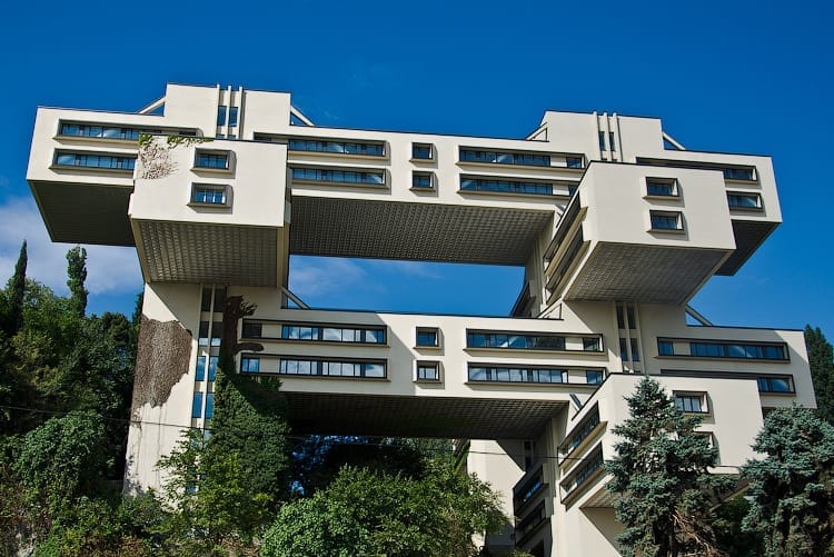 Zdanie-ministerstva-avtomobilnyh-dorog-v-Tbilisi Регионы Грузии Картли – зеленый край с богатой историей