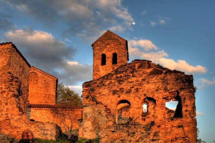 Razvaliny drevnej baziliki e