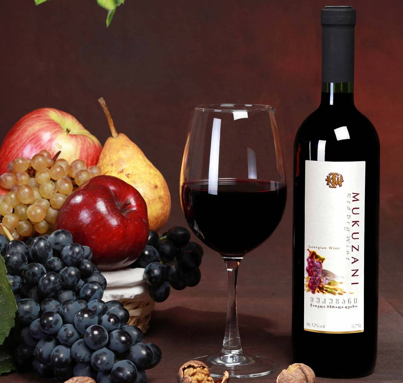Темнеет вино. Мукузани виноград. Грузинское вино красное. Винный сорт Мукузани. Вино виноград Грузия.