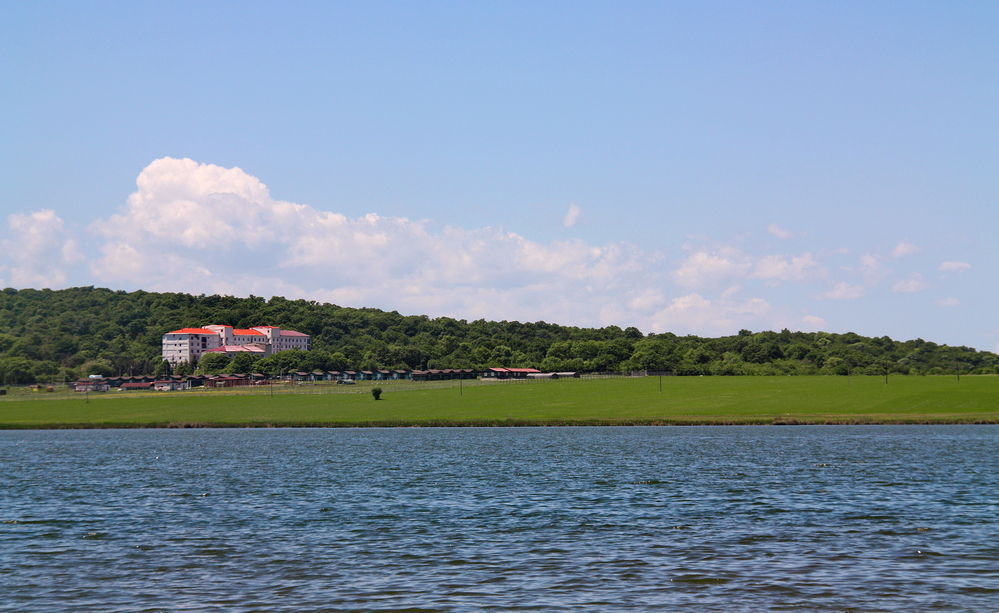 Горное озеро Базалети - курортная оздоровительная зона Грузии
