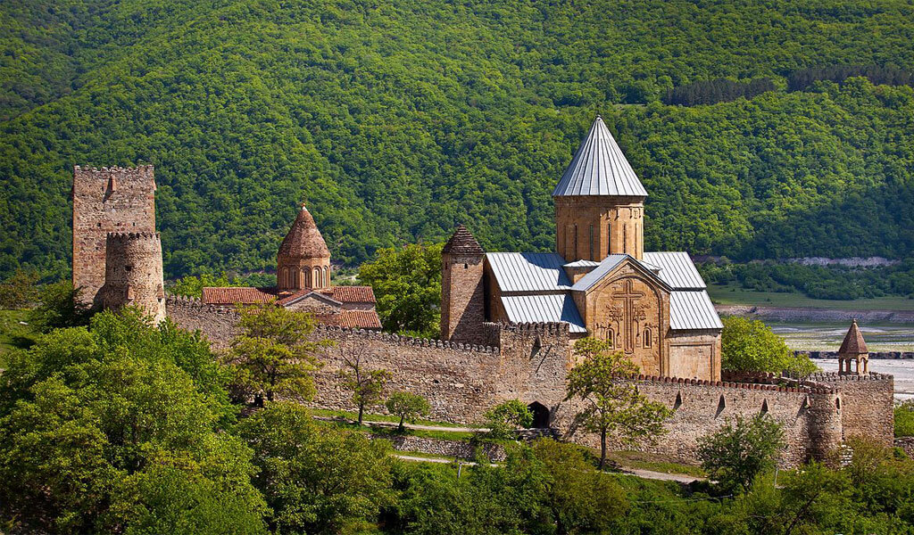 Крепость Ананури - величественное сооружение феодальной эпохи Грузии