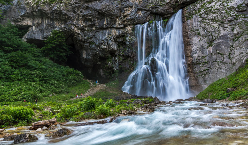 Очаровательный Гегский водопад из скалы в Абхазии*