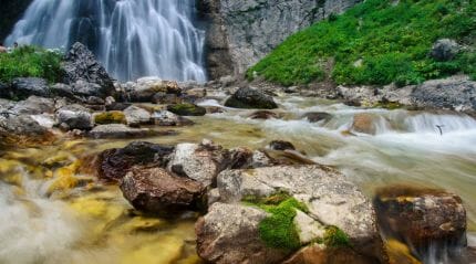 Очаровательный Гегский водопад из скалы в Абхазии*