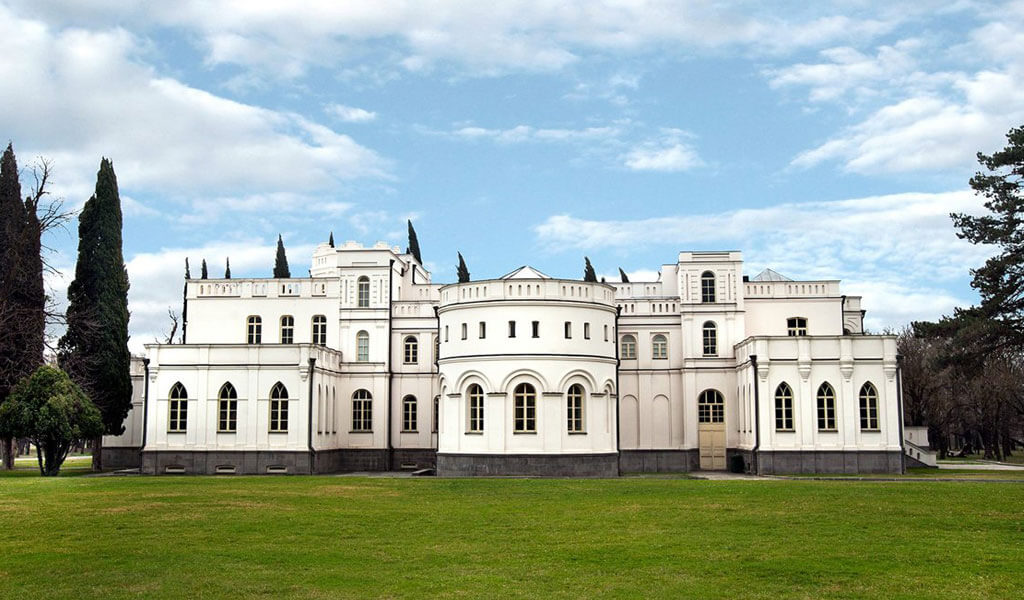 Chateau mukhrani. Усадьба Шато Мухрани Грузия. Шато Мухрани винодельня. Мцхета винодельня Шато Мухрани. Шато Мухрани оранжерея.