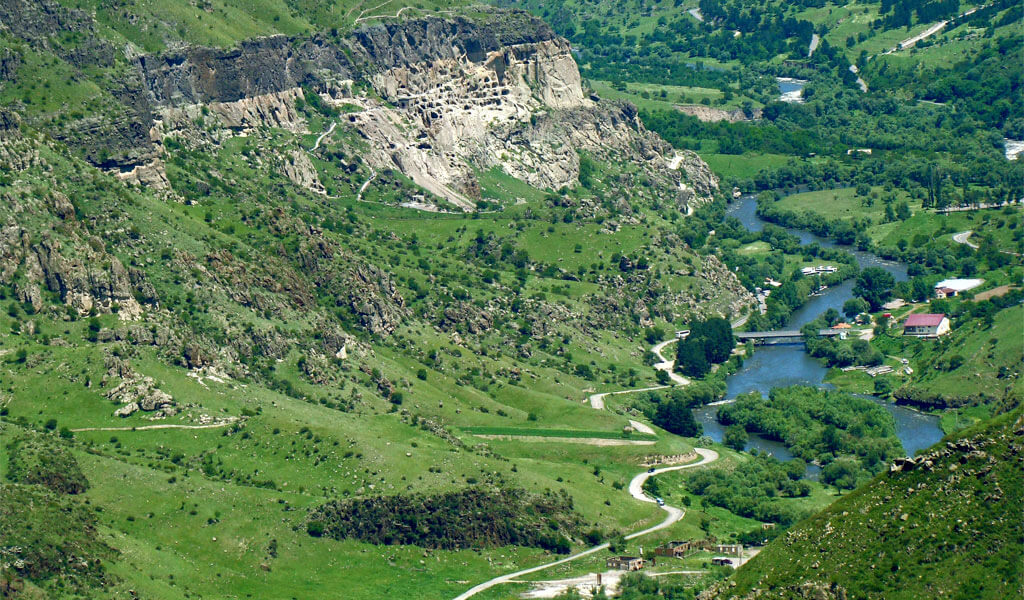 Вардзия - пещерный город и монастырь в Грузии