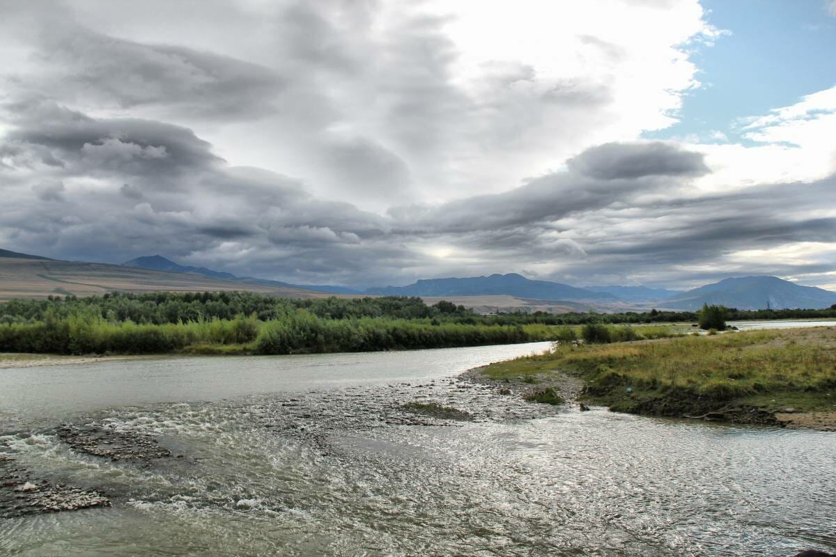 Река в закавказье 4 буквы. Кура река в Закавказье. Река кура. Исток реки кура. Река кура Рустави Грузия.