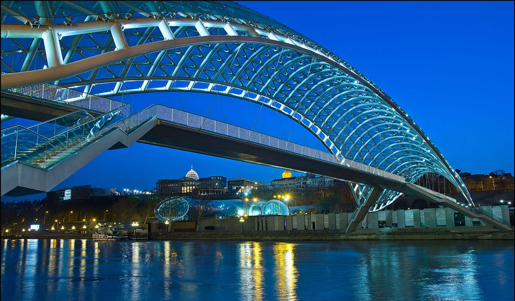 Мост Мира - уникальное сооружение в Тбилиси