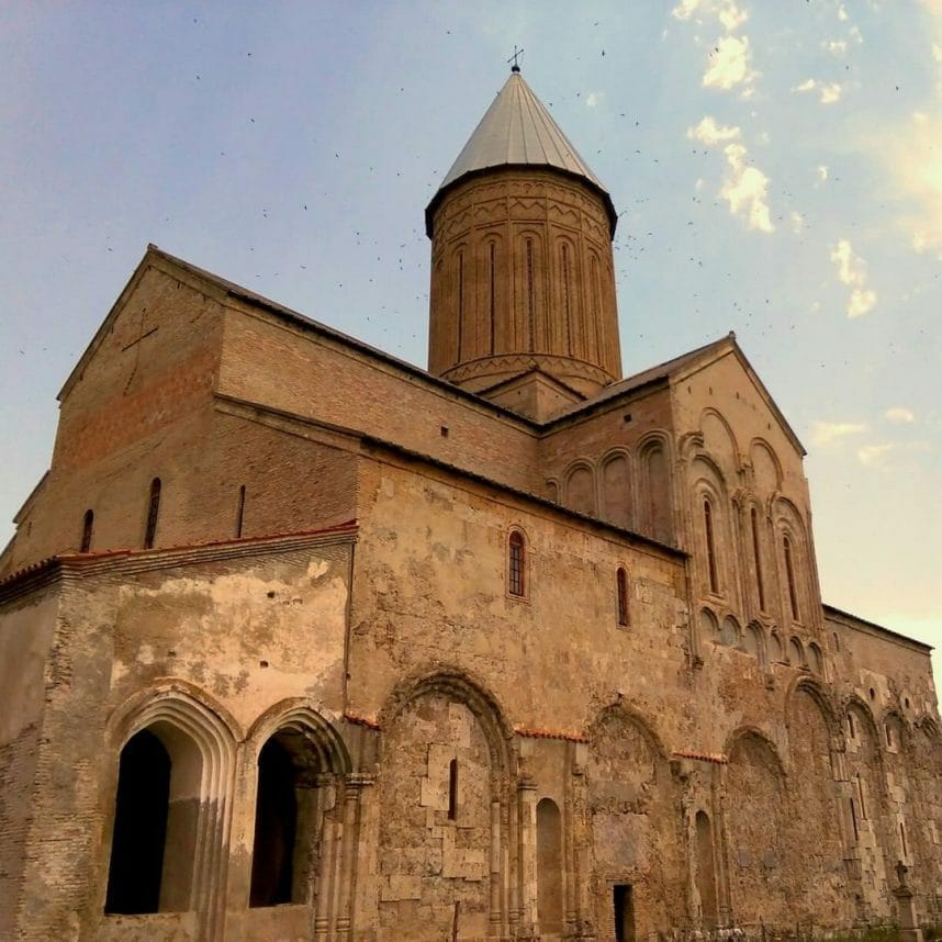 Кафедральный собор и монастырь Алаверди - один из самых известных и самых масштабных храмов Грузии