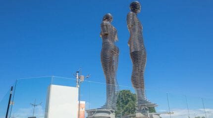 "Али и Нино" - удивительная скульптурная композиция в Батуми