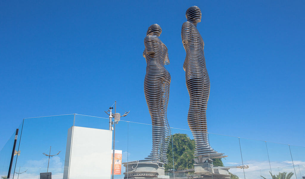 Скульптура Али и Нино (Мужчина и Женщина) в Батуми