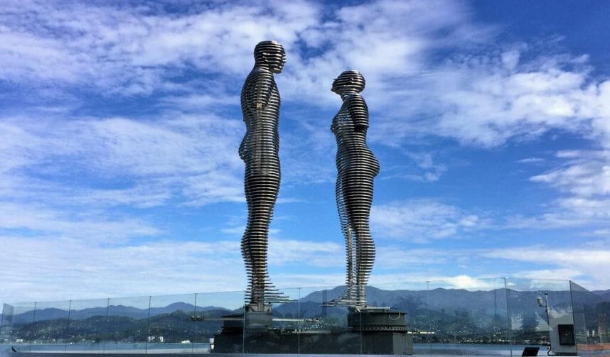 Скульптура Али и Нино (Мужчина и Женщина) в Батуми