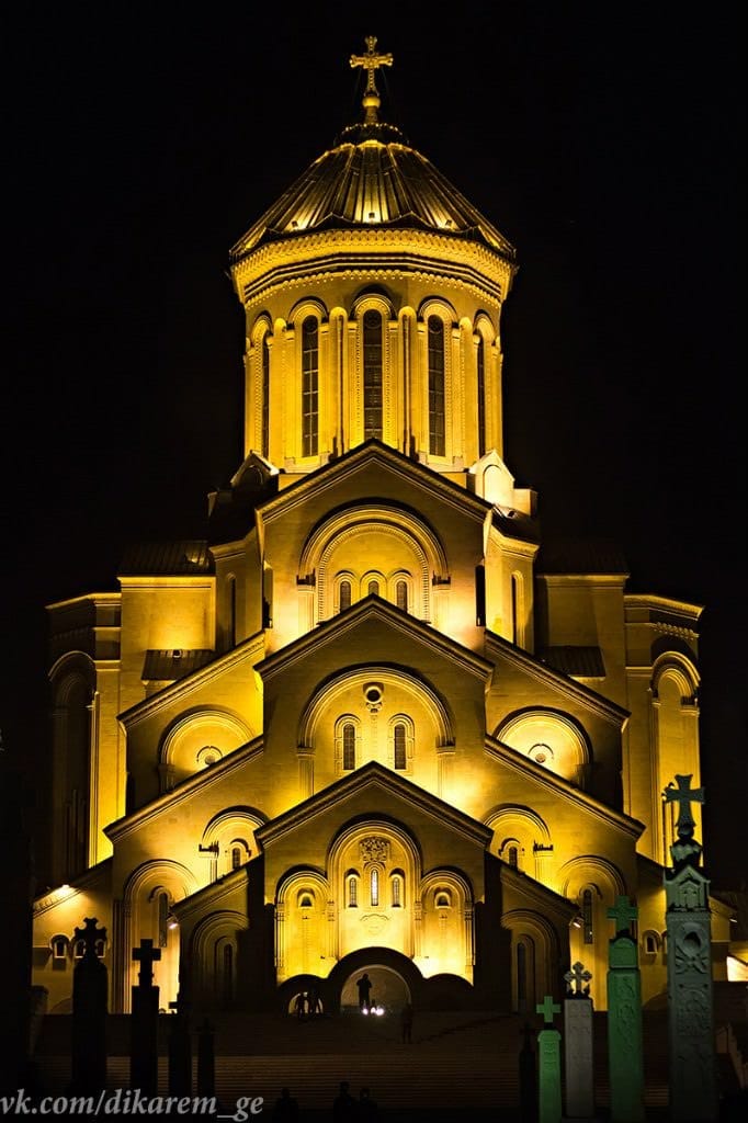 Кафедральный собор Святой Троицы (Цминда Самеба) - главный храм Грузии