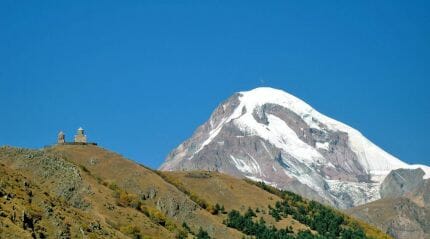 Гора Казбек в Грузии- высочайшая вершина Кавказа