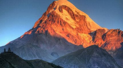 Гора Казбек в Грузии- высочайшая вершина Кавказа