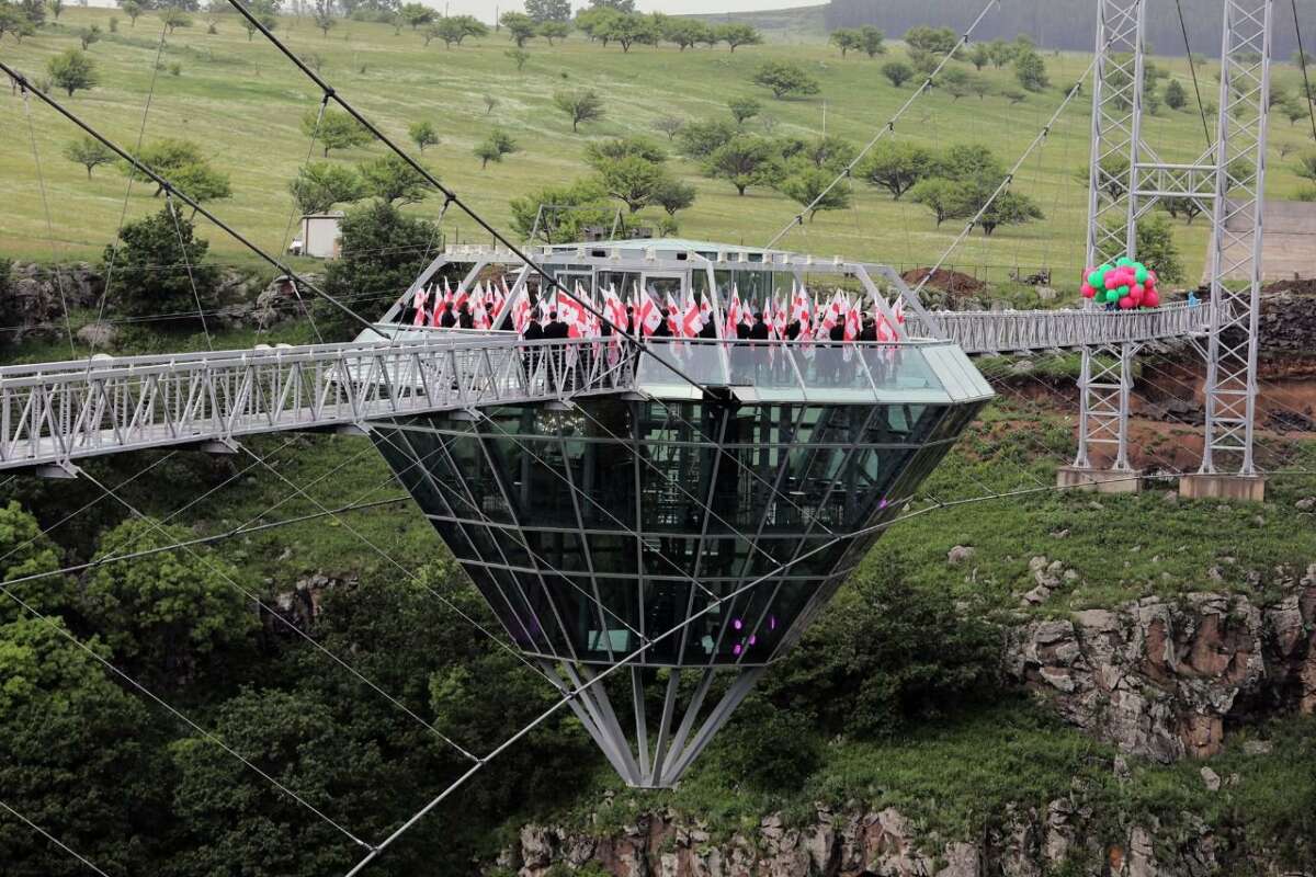 Над каньоном Дашбаши открыли уникальный стеклянный мост